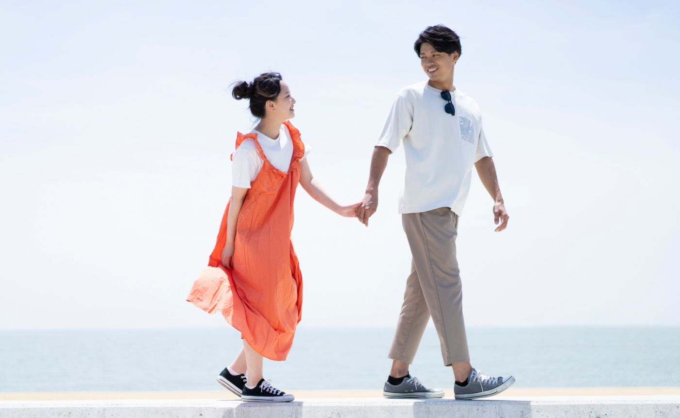 海辺のカップルの写真