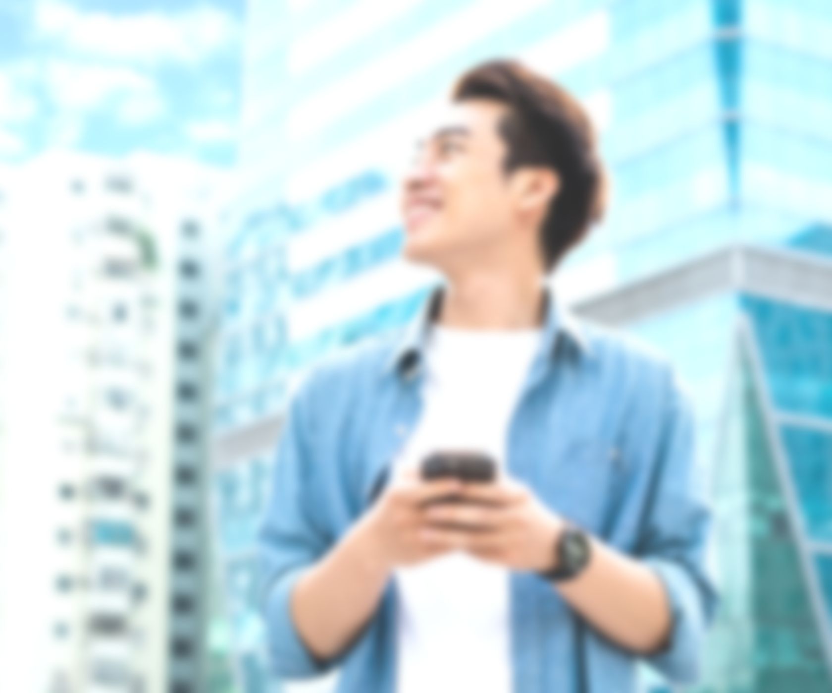 スマホを持つ男性の背景画像