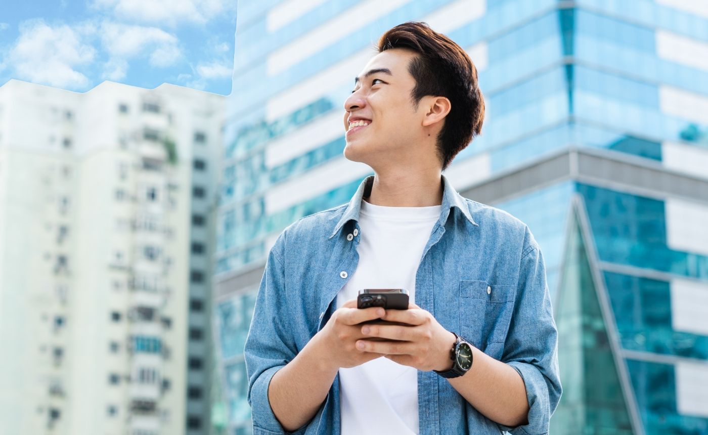 スマホを持つ男性の写真