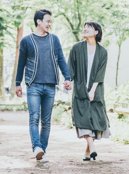 散歩するカップルの写真