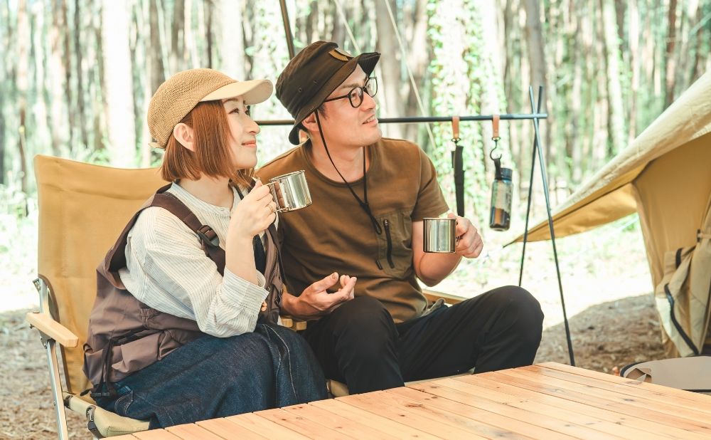 キャンプを楽しむカップルの写真