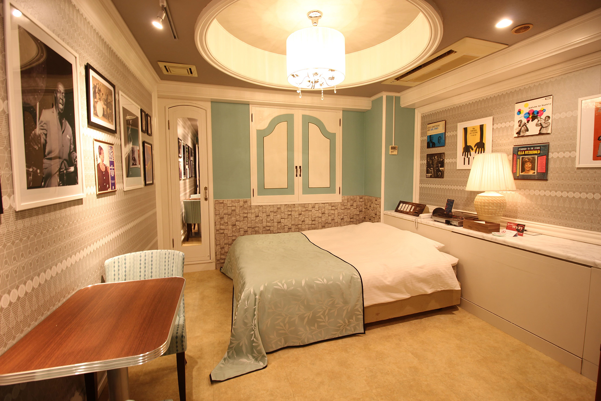 OLD SWING MUSIC STYLE HOTEL 
